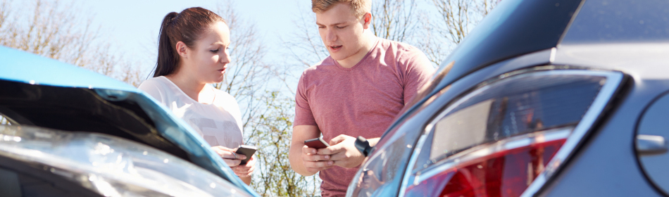 accident victims exchanging insurance information